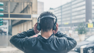 Los peligros de escuchar la música alta con auriculares