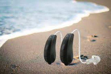 Cinco consejos para cuidar los audífonos en la playa